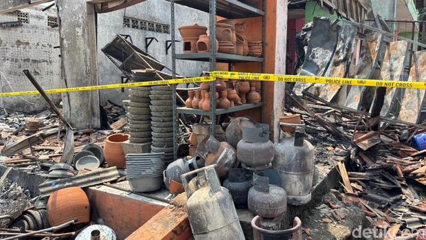 Kebakaran melanda Stasiun Pengisian Bulk Elpiji (SPBE) di Cimuning, Kota Bekasi, sudah padam dini hari tadi. Garis polisi dipasang di area terdampak kebakaran. (Rachma/detikcom)