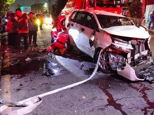 Sopir Mengantuk, Avanza Tabrak Truk Tangki hingga Terbalik di Perak