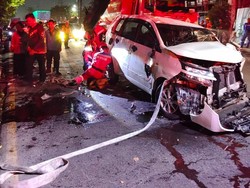 Sopir Mengantuk, Avanza Tabrak Truk Tangki hingga Terbalik di Perak