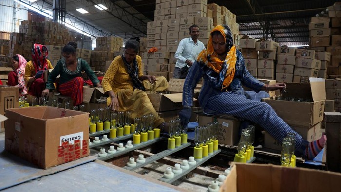 Konflik Timur Tengah Lumpuhkan Industri Kaca India A worker checks the quality of bottles being manufactured inside a glass factory amid fuel supply disruptions following the U.S.-Israeli conflict with Iran, in Firozabad in the northern state of Uttar Pradesh, India, March 26, 2026. REUTERS/Bhawika Chhabra