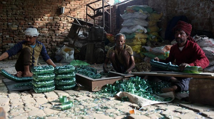 Konflik Timur Tengah Lumpuhkan Industri Kaca India A worker checks the quality of bottles being manufactured inside a glass factory amid fuel supply disruptions following the U.S.-Israeli conflict with Iran, in Firozabad in the northern state of Uttar Pradesh, India, March 26, 2026. REUTERS/Bhawika Chhabra