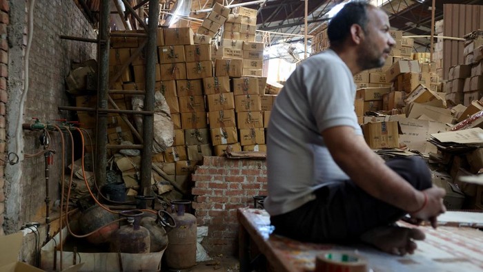 Konflik Timur Tengah Lumpuhkan Industri Kaca India A worker checks the quality of bottles being manufactured inside a glass factory amid fuel supply disruptions following the U.S.-Israeli conflict with Iran, in Firozabad in the northern state of Uttar Pradesh, India, March 26, 2026. REUTERS/Bhawika Chhabra