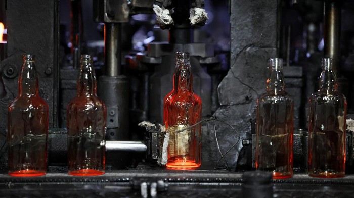 Konflik Timur Tengah Lumpuhkan Industri Kaca India A worker checks the quality of bottles being manufactured inside a glass factory amid fuel supply disruptions following the U.S.-Israeli conflict with Iran, in Firozabad in the northern state of Uttar Pradesh, India, March 26, 2026. REUTERS/Bhawika Chhabra