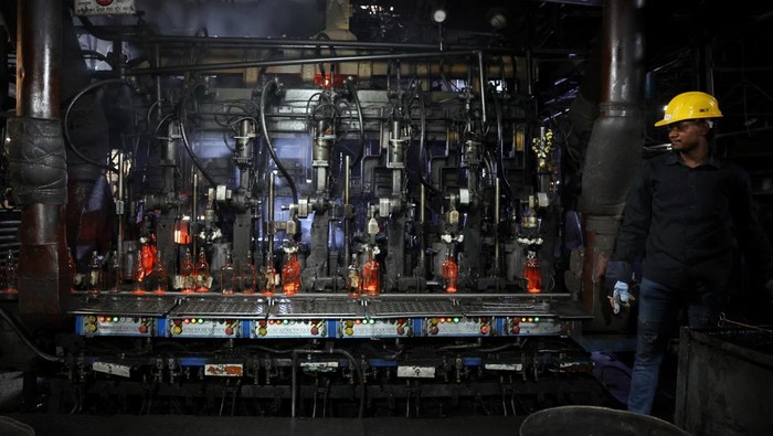 Konflik Timur Tengah Lumpuhkan Industri Kaca India A worker checks the quality of bottles being manufactured inside a glass factory amid fuel supply disruptions following the U.S.-Israeli conflict with Iran, in Firozabad in the northern state of Uttar Pradesh, India, March 26, 2026. REUTERS/Bhawika Chhabra
