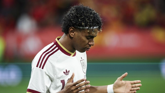 Lamine Yamal of Spain participates in a pre-game Muslim prayer reflection during the international friendly match between Spain and Egypt prior to the FIFA World Cup, at RCD Stadium on March 31, 2026, in Barcelona, Spain. (Photo by Gongora/NurPhoto v