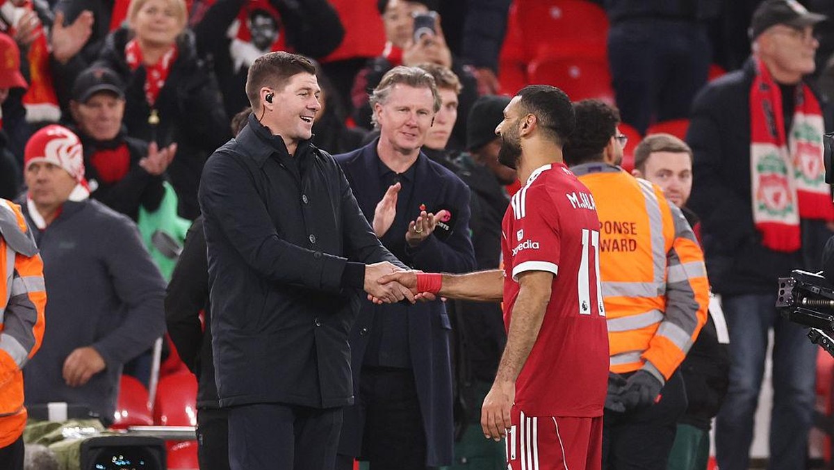Steven Gerrard yang sarankan Mo Salah bertahan di Liverpool Januari lalu. (Getty Images/Carl Recine)