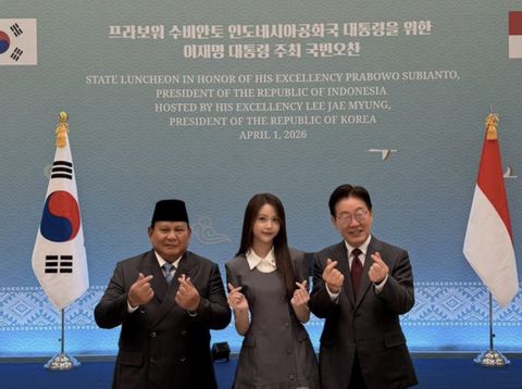 Presiden Prabowo Subianto menyempatkan diri bertemu Carmen, anggota asal Indonesia di grup K-pop Hearts2Hearts, di sela kunjungannya ke Korea Selatan, Kamis (1/4). Momen tersebut pun diabadikan dalam sebuah foto bersama.