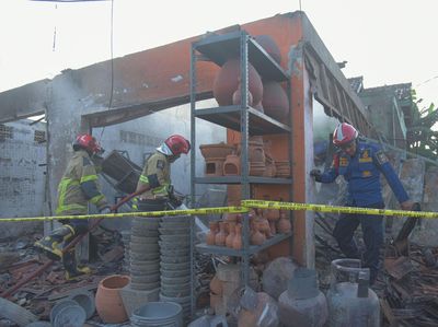 Pasca Kebakaran SPBE Cimuning, Petugas Lakukan Pendinginan