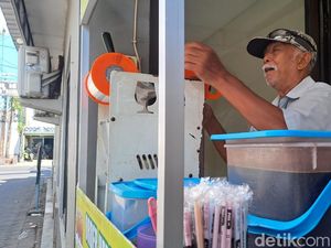 Harga Kresek Naik Ugal-Ugalan, Pedagang Kecil Mulai Sambat