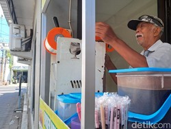 Harga Kresek Naik Ugal-Ugalan, Pedagang Kecil Mulai Sambat