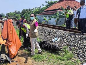 Nekat Terobos Palang, Pemotor Asal Pekalongan Tewas Tertabrak KA di Batang