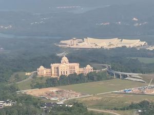 Viral Rumah Megah di Pulau Kalimantan, Ternyata Istana Terbesar di Dunia