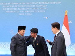 Pesan Prabowo Saat Menyalami Sugianto, WNI yang Selamatkan Lansia di Korsel