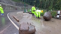 Hujan Deras Picu Longsor di Jalan Baru Clongop, Lalu Lintas Dibuka-Tutup