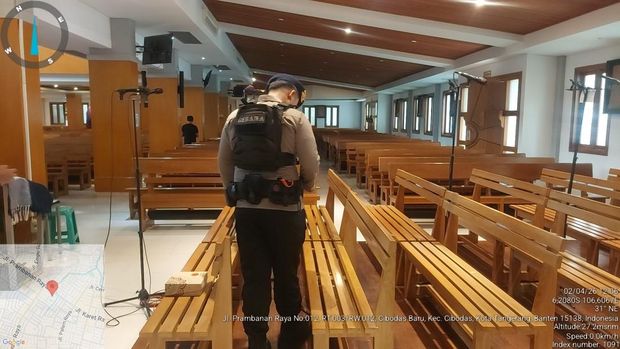 Polres Metro Tangerang Kota melakukan sterilisasi sejumlah gereja di wilayah Kota Tangerang menjelang perayaan Paskah, Kamis (2/4).
