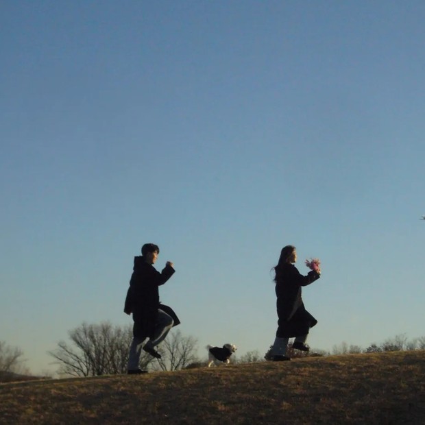 Seo Hye Won membagikan foto manisnya bersama pasangan bersamaan dengan unggahan tulisan tangan terkait kabar pernikahannya.