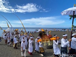 Purnama Kedasa, Ribuan Krama Desa Adat Buleleng Melasti ke Pura Segara