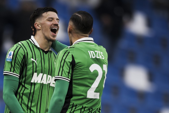 MAPEI STADIUM, REGGIO EMILIA, ITALY - 2026/01/25: Tarik Muharemovic (L) of US Sassuolo celebrates the victory with Jay Idzes of US Sassuolo following the final whistle of the Serie A football match between US Sassuolo and US Cremonese. US Sassuolo wo