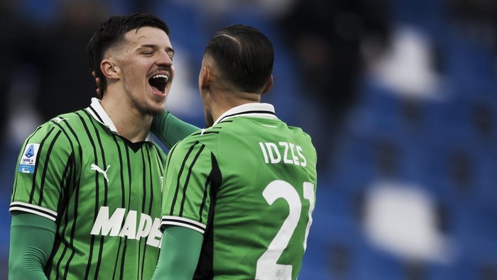 MAPEI STADIUM, REGGIO EMILIA, ITALY - 2026/01/25: Tarik Muharemovic (L) of US Sassuolo celebrates the victory with Jay Idzes of US Sassuolo following the final whistle of the Serie A football match between US Sassuolo and US Cremonese. US Sassuolo wo