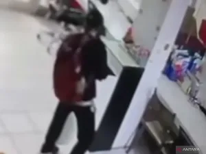 Viral Nenek Santuy Gondol TV 30 Inci di Ruko Jatinegara