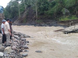 Sungai di Aceh Tengah Meluap, 2 Jembatan Darurat Dibangun saat Bencana Ambruk