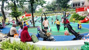 Taman Bendera Pusaka Ramai Pengunjung, dari Piknik hingga Olahraga