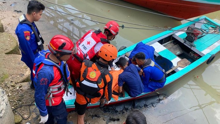 Tim SAR saat mengevakuasi jasad dua mahasiswi di Lampung