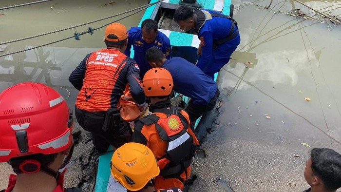 Tim SAR saat mengevakuasi jasad mahasiswi yang terbawa air bah di Lampung