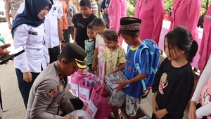 Polisi Bantu Perlengkapan Sekolah bagi Anak Korban Kebakaran di Ogan Ilir