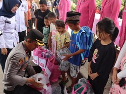 Polisi Bantu Perlengkapan Sekolah bagi Anak Korban Kebakaran di Ogan Ilir