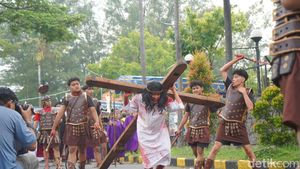 Menghayati Sengsara Kristus Lewat Jalan Salib Hidup di Surabaya