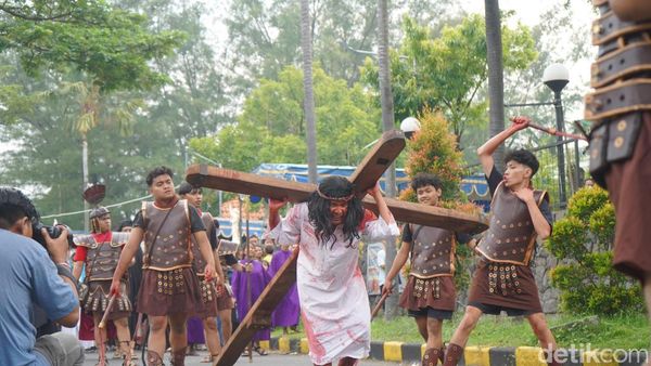 Menghayati Sengsara Kristus Lewat Jalan Salib Hidup di Surabaya