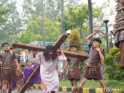 Menghayati Sengsara Kristus Lewat Jalan Salib Hidup di Surabaya