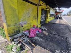 Brakk! Mobil Tabrak Warung Makan-Motor di Banguntapan