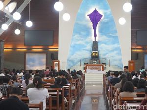 Suasana Khidmat Ibadat Jumat Agung di Paroki Roh Kudus Surabaya