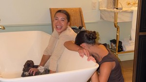 Foto Jennifer Bachdim & Putrinya Nyuci Baju di Amerika Disorot, Pakai Bathtub