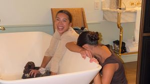 Foto Jennifer Bachdim & Putrinya Nyuci Baju di Amerika Disorot, Pakai Bathtub