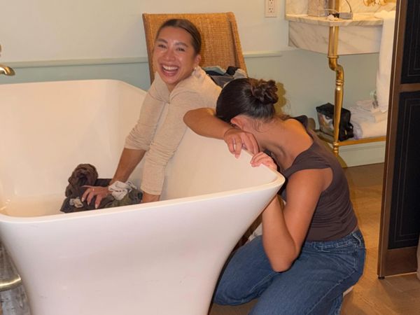 Foto Jennifer Bachdim & Putrinya Nyuci Baju di Amerika Disorot, Pakai Bathtub