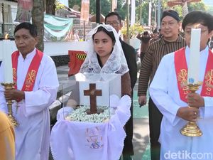 Momen Relikui Salib Yesus Dikirab Keliling Kota Magelang