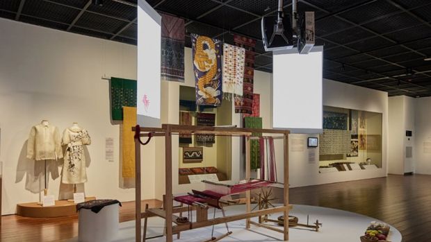 Koleksi Museum Tekstil Jakarta yang ditampilkan dalam pameran bertajuk 