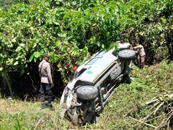 Mobil Jenazah RSUD Yowari Jayapura Terbalik gegara Rem Blong, 2 Orang Luka