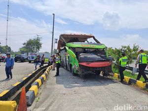 Olah TKP Bus Restu Terguling di Tol Jombang Pakai TAA dari Polda Jatim