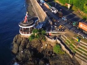 Sempat Capai 17 Km, Antrean Kendaraan ke Pelabuhan Ketapang Jadi 9 Km