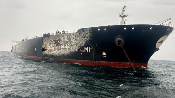 Penampakan Kapal Tanker Terbakar-Rusak Parah Usai Dibom Iran
