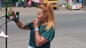 Aksi Heboh Live di Pinggir Jalan, Pinkan Mambo Cuan Puluhan Juta Rupiah Sehari