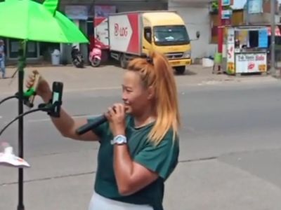 Aksi Heboh Live di Pinggir Jalan, Pinkan Mambo Cuan Puluhan Juta Rupiah Sehari