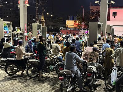 SPBU di Pakistan Diserbu Gara-gara Harga BBM Naik 2 Kali Sebulan