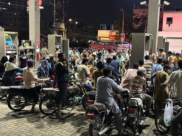 SPBU di Pakistan Diserbu Gara-gara Harga BBM Naik 2 Kali Sebulan