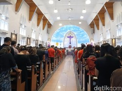 Ribuan Umat Kristiani Laksanakan Ibadah Jumat Agung di Gereja Katedral Medan