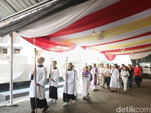 Gereja Katedral Medan Gelar Jalan Salib, Diikuti Jemaat dengan Khusyuk